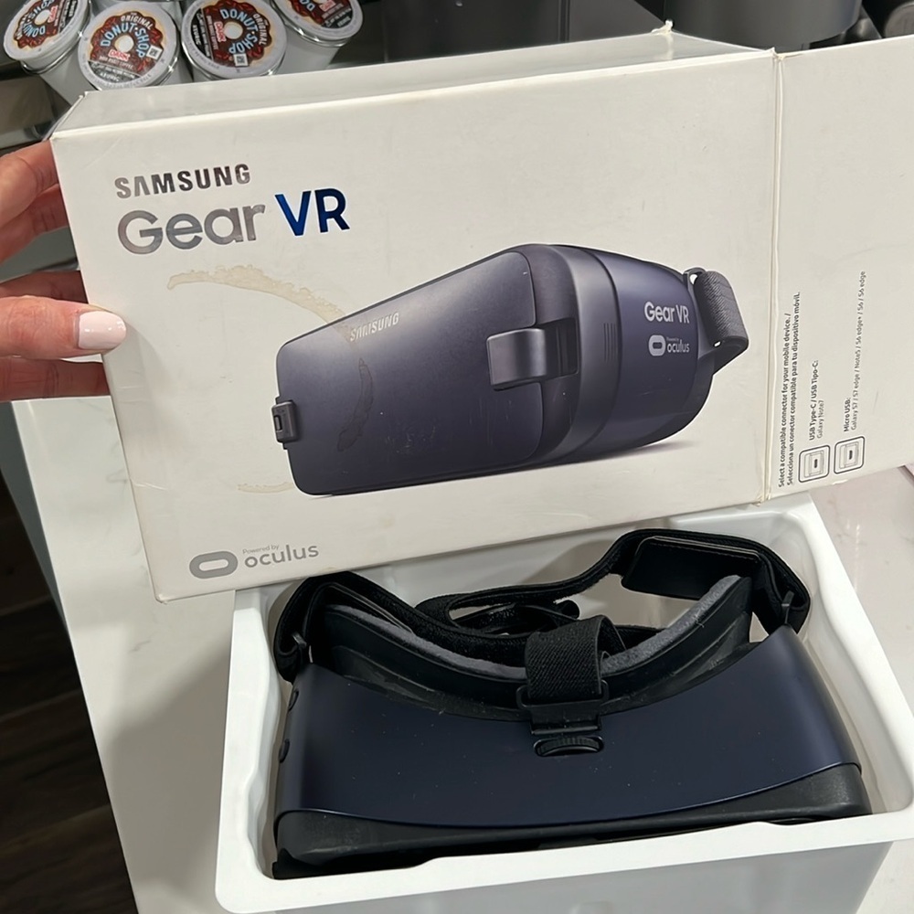 Samsung Gear VR (2016 Edition) Virtual Reality Oculus SM-R323 Headset